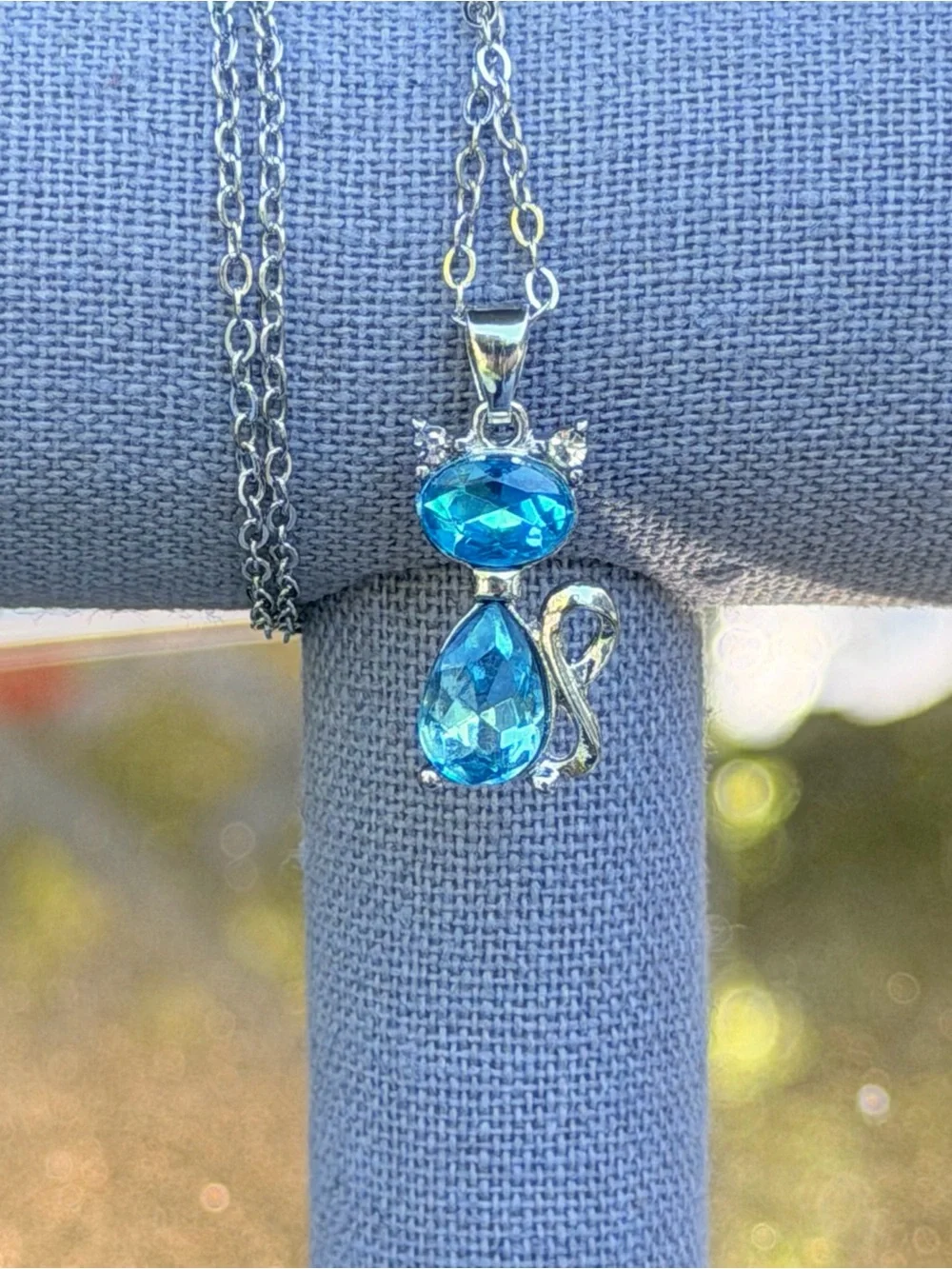 17” silvertone Cat Necklace w/blue Glass Inlay